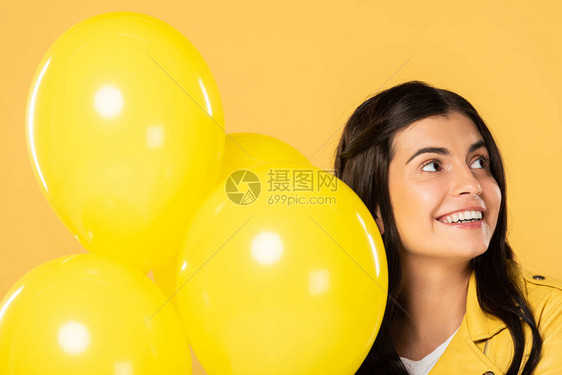带着黄色气球的快乐女孩图片