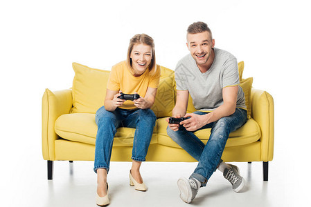 一对快乐的夫妇带着操纵杆玩电子游戏图片