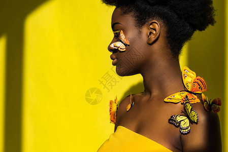 非洲美女侧面观蝴蝶仰视着图片