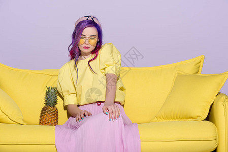穿着菠萝坐在黄色沙发上的图片