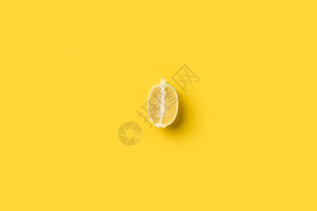 一半成熟的柠檬被黄色隔离背景图片