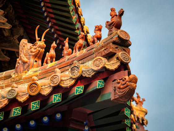 山东省Qufu教科文组织世界遗产地孔子寺的屋顶雕像装饰建筑细节和建筑图案图片
