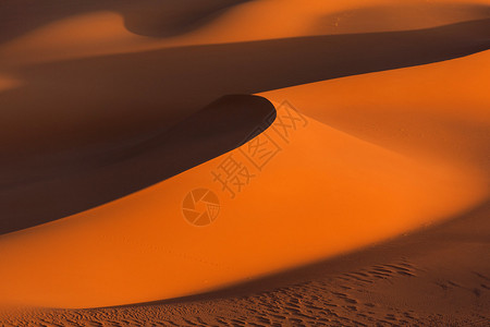 沙漠中的沙纹图片