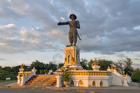 老挝万象王国最后一位君主于1805年继位的老挝国王ChaoAnouvongXaiyaSetthathirathV皇家雕像图片