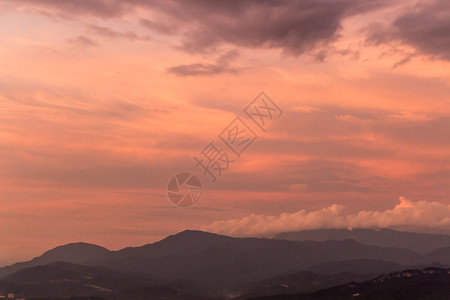 朦胧的山丘上空戏剧紫色天空马来西亚图片