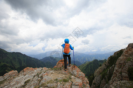 在森林山峰上徒步旅图片