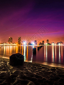日落后芝加哥北大道海滩水沙中钢桩的美丽夜景照片图片