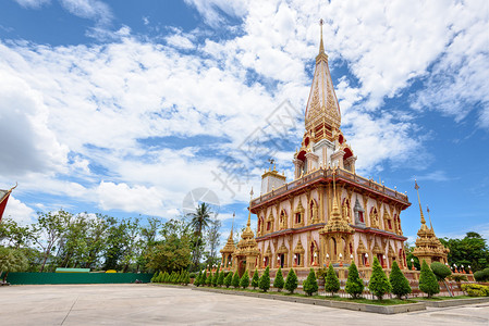 在泰国普吉省WatChalong或WatChaitarataram寺庙著名景点和礼拜场所图片