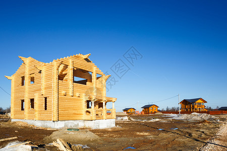 木制房屋建筑从圆木上砍伐图片