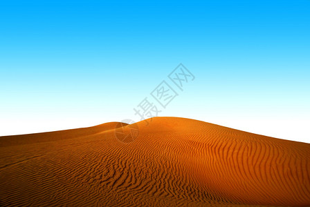 沙漠中的蓝天黄沙图片