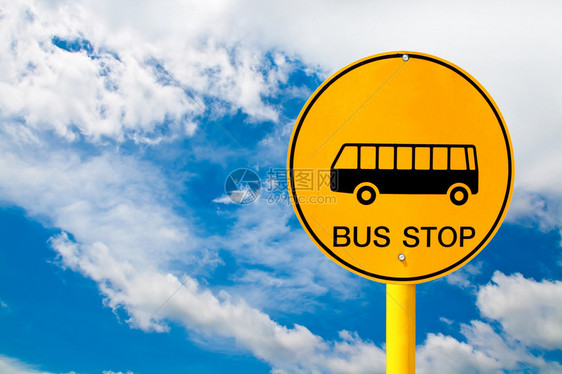 公交车站牌和蓝天图片