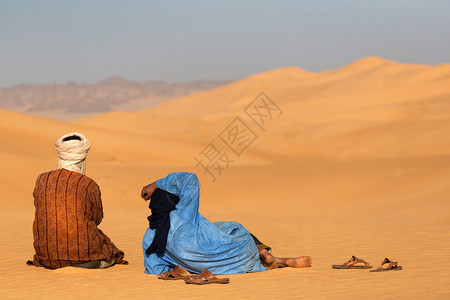 图阿雷格人在撒哈拉沙图片