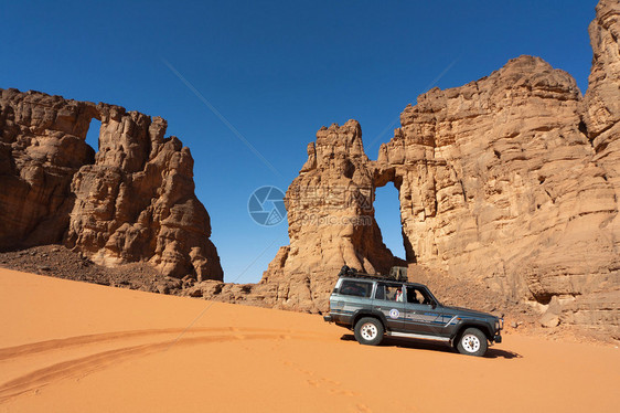 撒哈拉沙漠中的汽车图片