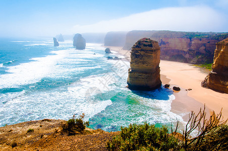 十二使徒岩是澳大利亚维多利亚大洋路旁坎贝尔港公园海岸的背景图片