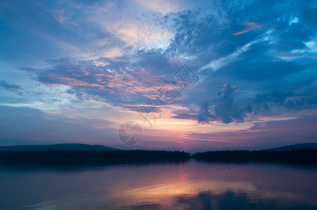 俄罗斯北部湖上的夜空图片