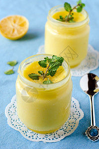 玻璃瓶中的柠檬奶油图片
