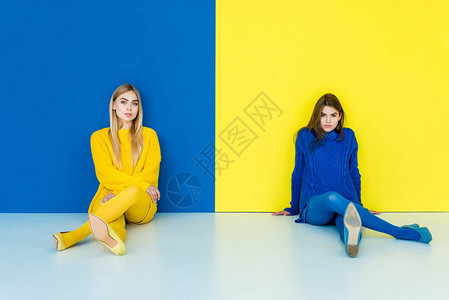 蓝色和黄色背景的时装女孩图片
