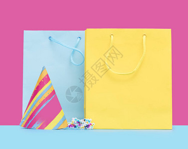 购物袋生日帽子以及粉红色背景的HAPPYBi图片