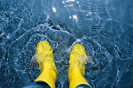 橡胶靴在水中飞溅图片