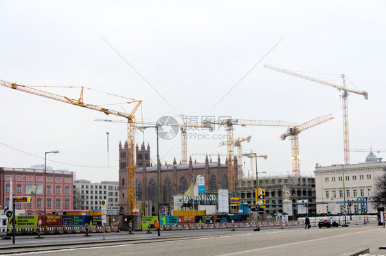柏林中心的建筑和建筑起重机工业建设反对天空图片