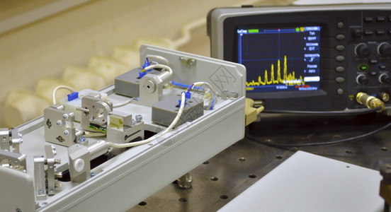 激光实验室背景为脉冲序列示波器的短脉冲激光图片