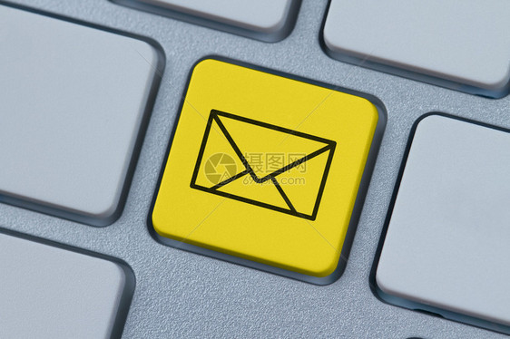 黄色计算机键上的邮件信封符号图片