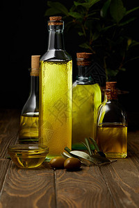 木质表面上的各种橄榄油瓶图片