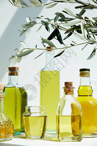 白桌上的各种芳香橄榄油瓶图片