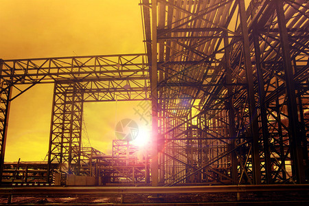 重工业区工业化学管金属结构抗美丽太阳升起与镜头眩光效应背景图片