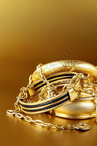 黄金首饰手镯和链子图片