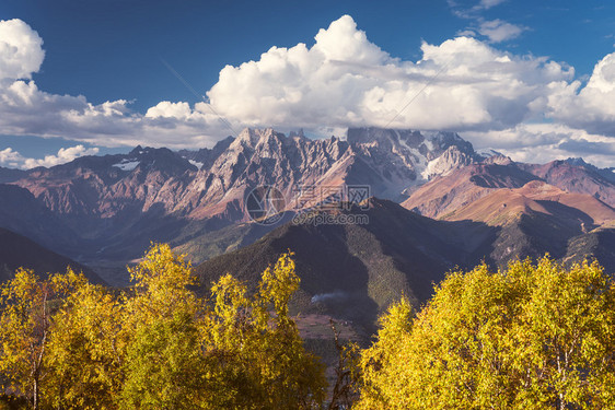 秋天的风景云中的顶级乌什巴山坡上的白桦林查看从Mkheer山主要高加索山脊佐治亚州泽莫斯瓦内蒂照片的艺图片