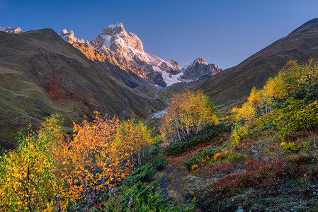 秋天风景山路乌什巴山高加索主要山脊佐莫斯瓦内蒂乔治亚州图片