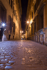 罗马中部各建筑物之间街边道和行背景图片