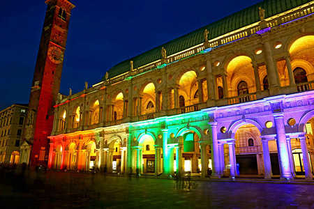 在意大利北部维琴扎市中心使用多彩灯光的称为巴西尔卡帕拉迪亚纳图片