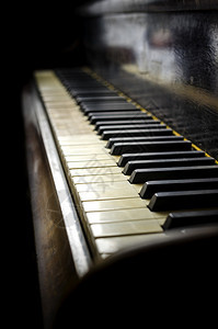 老和肮脏的钢琴键盘细节图片