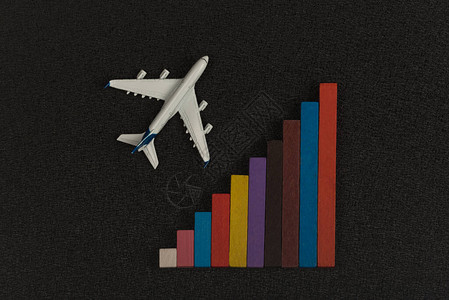 黑色背景的多彩图和模型飞机航空旅行概图片