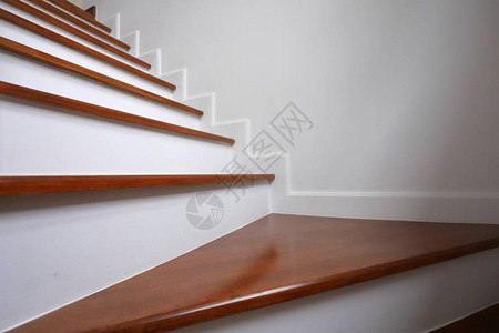 现代住宅中的棕色木质硬木楼梯图片