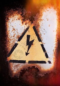 生锈的触电危险的旧标志图片