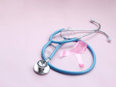 一个听诊器和代表预防乳腺癌的粉色丝带图片