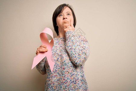 拿着粉色丝带宣传关注癌症的人图片