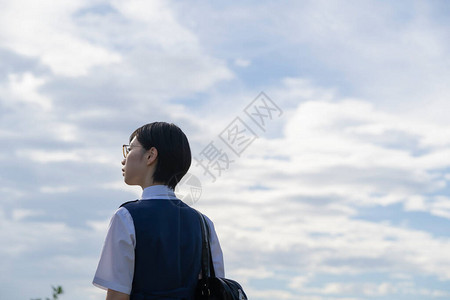 黑色短发的女学生背影图片