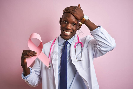 张大嘴巴宣传关注癌症的人拿着粉红色丝带图片