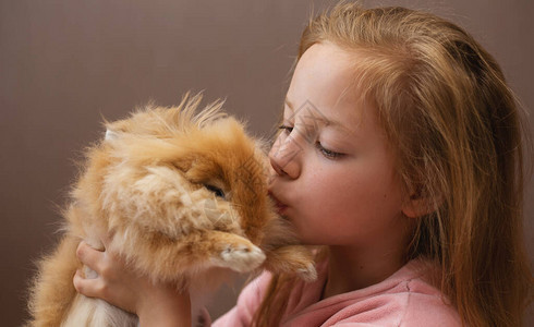 红发女孩亲吻兔子图片