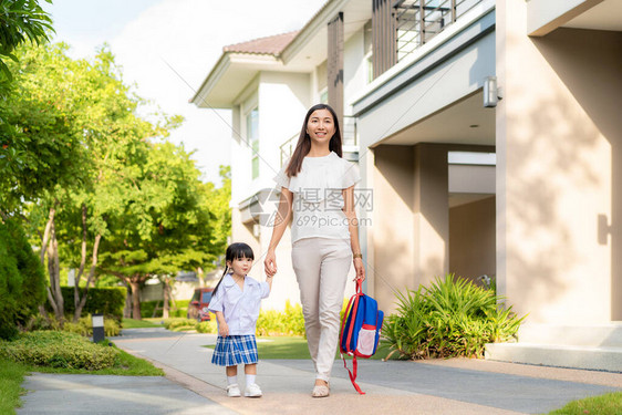 快乐的亚洲母女幼儿园学生在早上的学校例行活动中步行上学上课的开始秋天的第一天为人父母或爱与图片