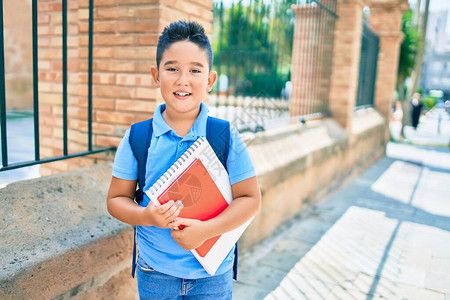 放学的小男孩图片