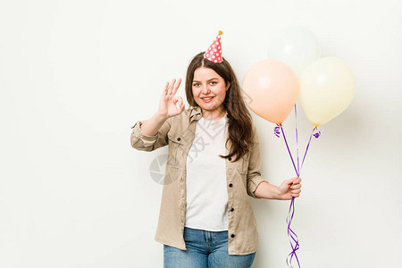 年轻加上体型的卷毛女人庆祝生日快乐自信图片