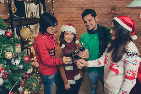 圣诞节和新年晚会与朋友在家中庆祝节日图片