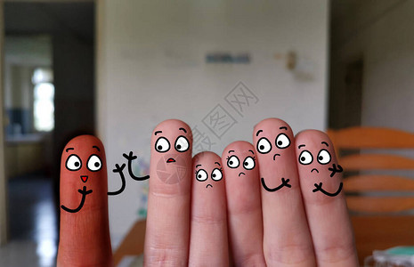 六个手指被装饰成一群朋友和一个新成员他们在区分一个肤图片