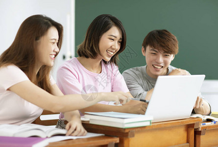 一群大学生在课堂上讨论图片