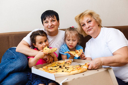 母亲和祖母带着孩子在家吃图片